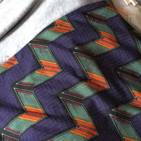 LulaRoe Randy with Arrows - Picture 7 of 8